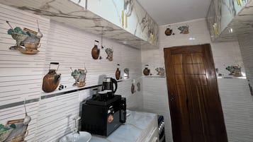 Full-sized fridge, microwave, oven, stovetop