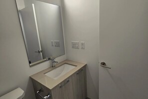 Shower, hair dryer, towels, toilet paper - Long Term Rental min 3+ month Available Luxury Condo – free parking + WiFi (oakville)