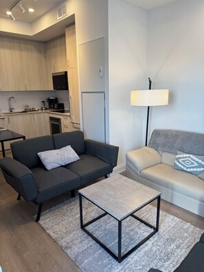 Smart TV - Long Term Rental min 3+ month Available Luxury Condo – free parking + WiFi (oakville)