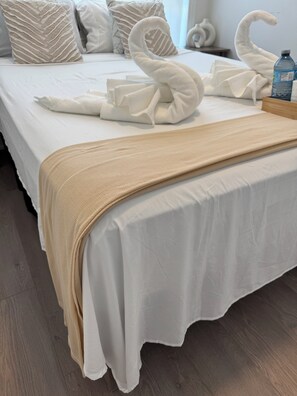 1 bedroom, free WiFi, bed sheets, wheelchair access - Long Term Rental min 3+ month Available Luxury Condo – free parking + WiFi (oakville)