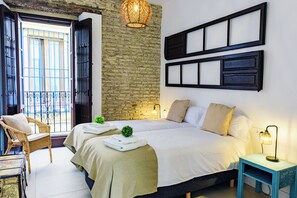 6 slaapkamers, een bureau, een strijkplank/strijkijzer, reisbedje