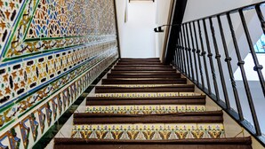 A staircase with ornate tiled walls and a metal railing. - Elegant pet-friendly family home in Santa Cruz, near the Cathedral (Sevilla)