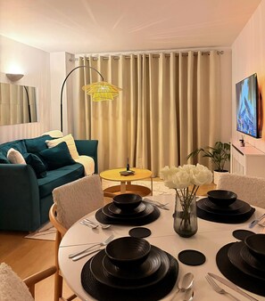 Dining - Luxury 2 Bed Near DLR • 20 mins to Central London (London)
