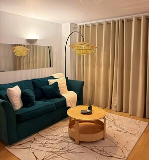 Smart TV, books, stereo - Luxury 2 Bed Near DLR • 20 mins to Central London (London)