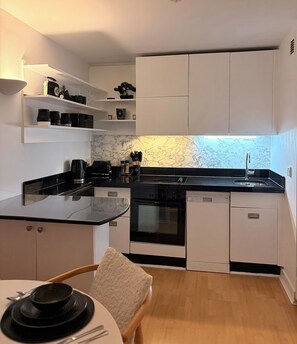 Fridge, microwave, oven, stovetop - Luxury 2 Bed Near DLR • 20 mins to Central London (London)