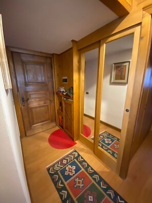 Interior - Elegant Apartment in Cortina d'Ampezzo, Panoramic View, Garage, Spacious 3Bedroom (Cortina d'Ampezzo)