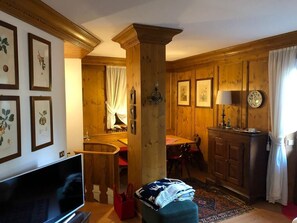 Interior - Elegant Apartment in Cortina d'Ampezzo, Panoramic View, Garage, Spacious 3Bedroom (Cortina d'Ampezzo)