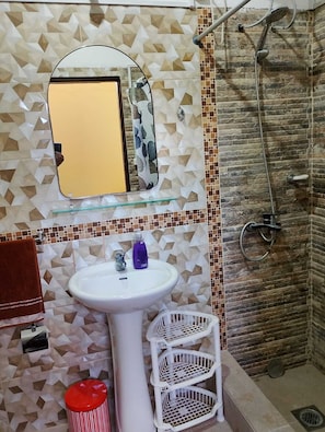 Haartrockner, Bidet, HandtĂŒcher, Seife