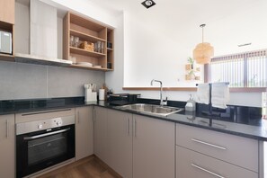Fridge, microwave, oven, coffee/tea maker - Cozy Melipal Retreat | Garden, BBQ & Pool (San Carlos de Bariloche)