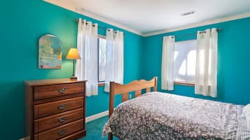 4 bedrooms, iron/ironing board, WiFi, bed sheets