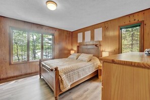 4 bedrooms, iron/ironing board, Internet, bed sheets - Lakefront Luxury: Large Deck, Private Dock & Resort Amenities in Big Bass Lake (Gouldsboro)