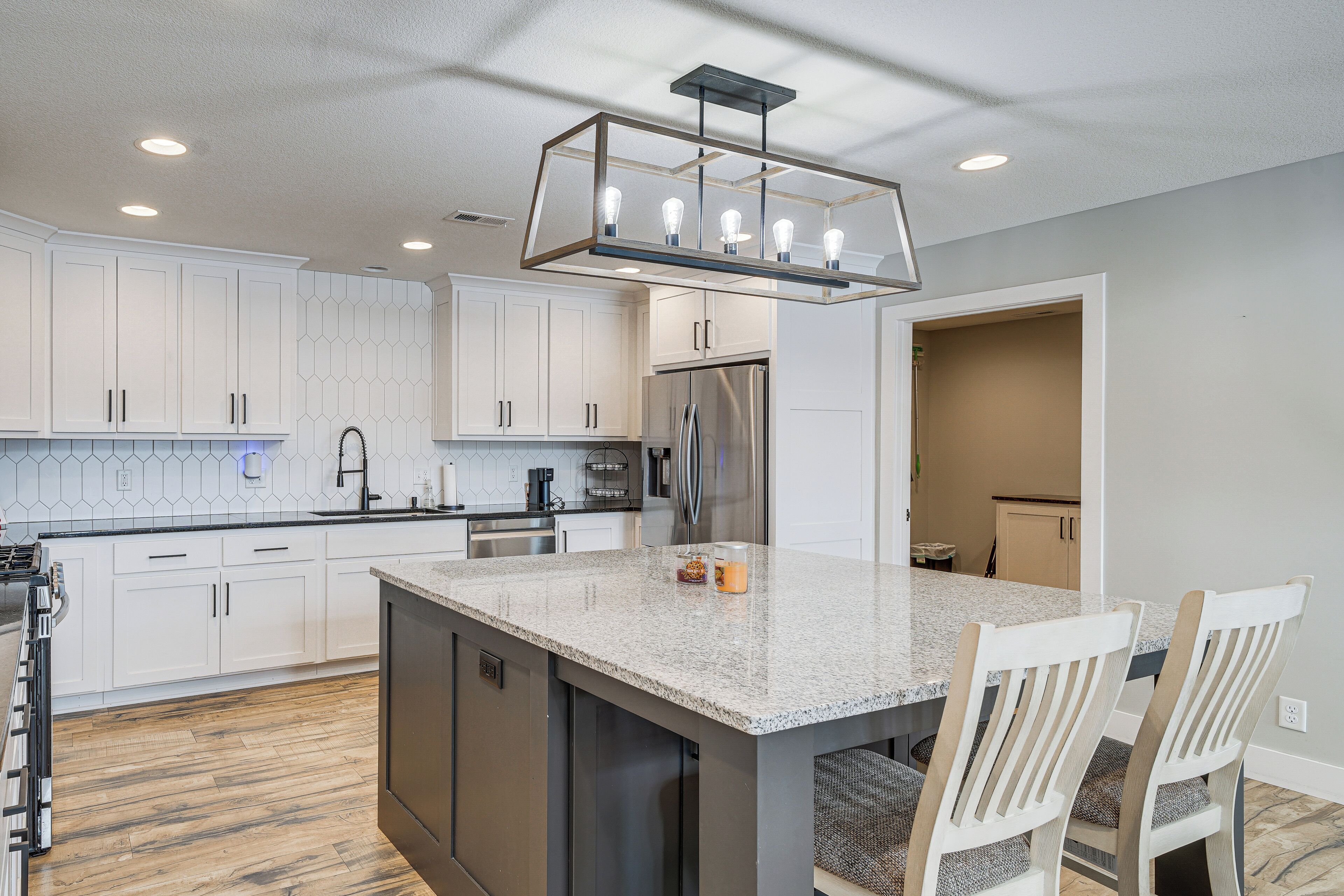 Réfrigérateur, four à micro-ondes, surface de cuisson, lave-vaisselle