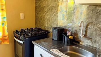 Mikrobølgeovn, ovn, kokeplater og kjøkkenutstyr