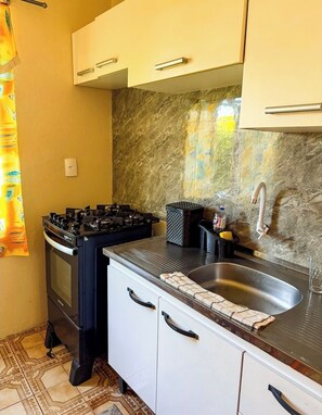 Microwave, oven, stovetop, cookware/dishes/utensils - Casa 650 Metros da Praia (Navegantes)