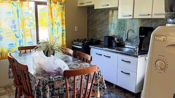 Micro-ondas, fogão, cooktop, talheres/pratos/utensílios de cozinha