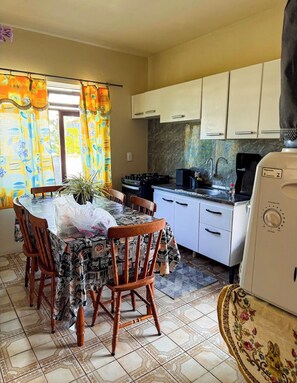 Micro-ondas, fogão, cooktop, talheres/pratos/utensílios de cozinha