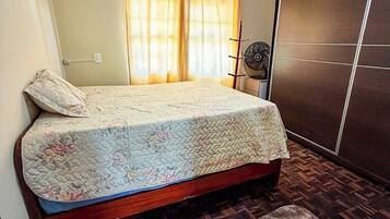 Escrivaninha, espaço de trabalho para notebook, cortinas blackout