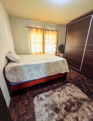 Escrivaninha, espaço de trabalho para notebook, cortinas blackout