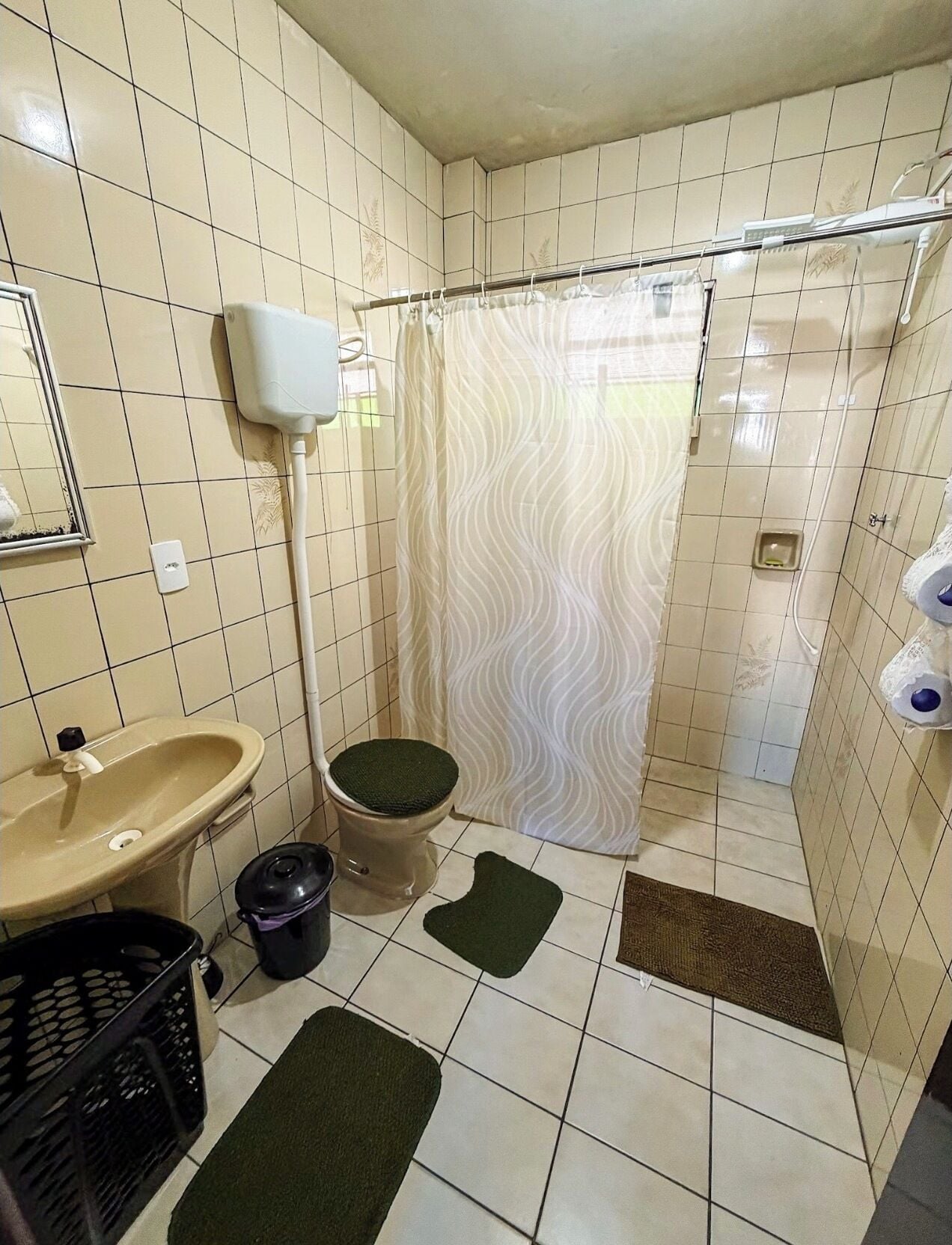 Comfort appartement | Badkamer | Een douche, gratis toiletartikelen, een haardroger, handdoeken