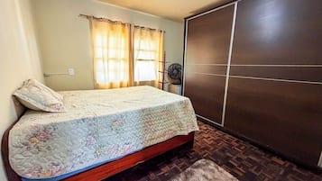 Leilighet – comfort | Skrivebord, skrivebord for bærbar PC og blendingsgardiner