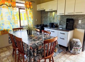 Micro-ondas, fogão, cooktop, talheres/pratos/utensílios de cozinha