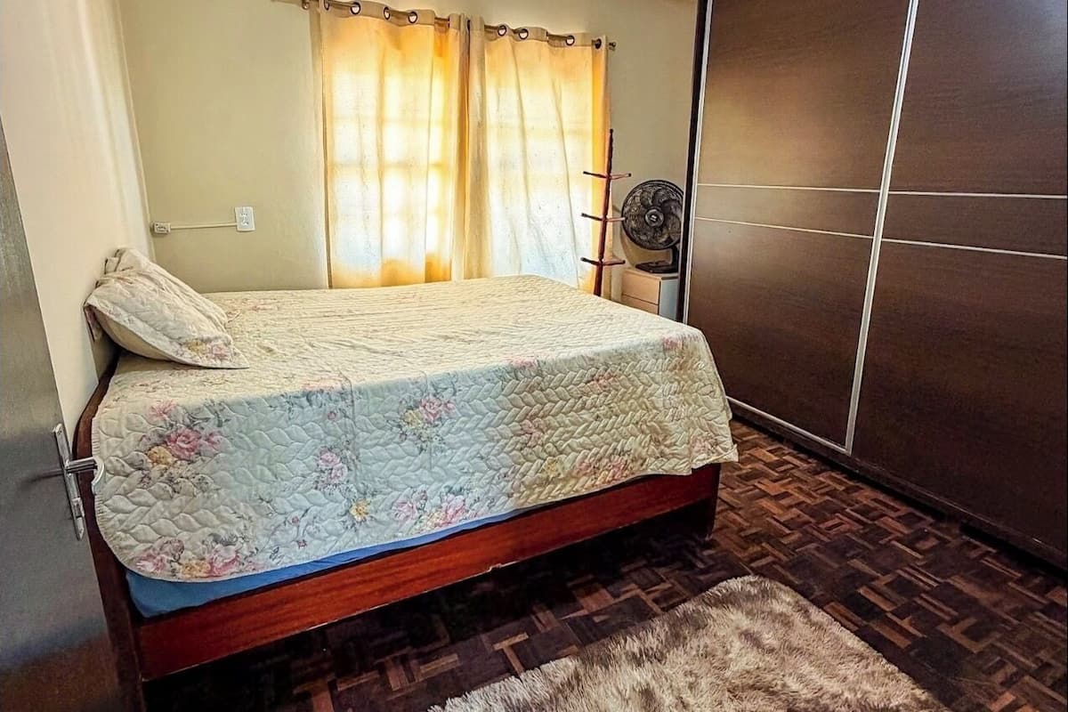 Apartamento conforto | Escrivaninha, espaço de trabalho para notebook, cortinas blackout