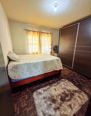 Comfort Apartment | Meja, ruang kerja komputer riba, langsir/tirai gelap terus 