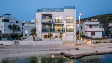 Deluxe villa, balkon, uitzicht op het strand | Exterieur