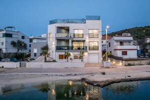Deluxe villa, balkon, uitzicht op het strand | Exterieur
