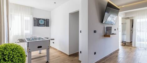 Flat-screen TV, fireplace