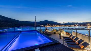 Deluxe villa, balkon, uitzicht op het strand | Zwembad | Een seizoensgebonden buitenzwembad