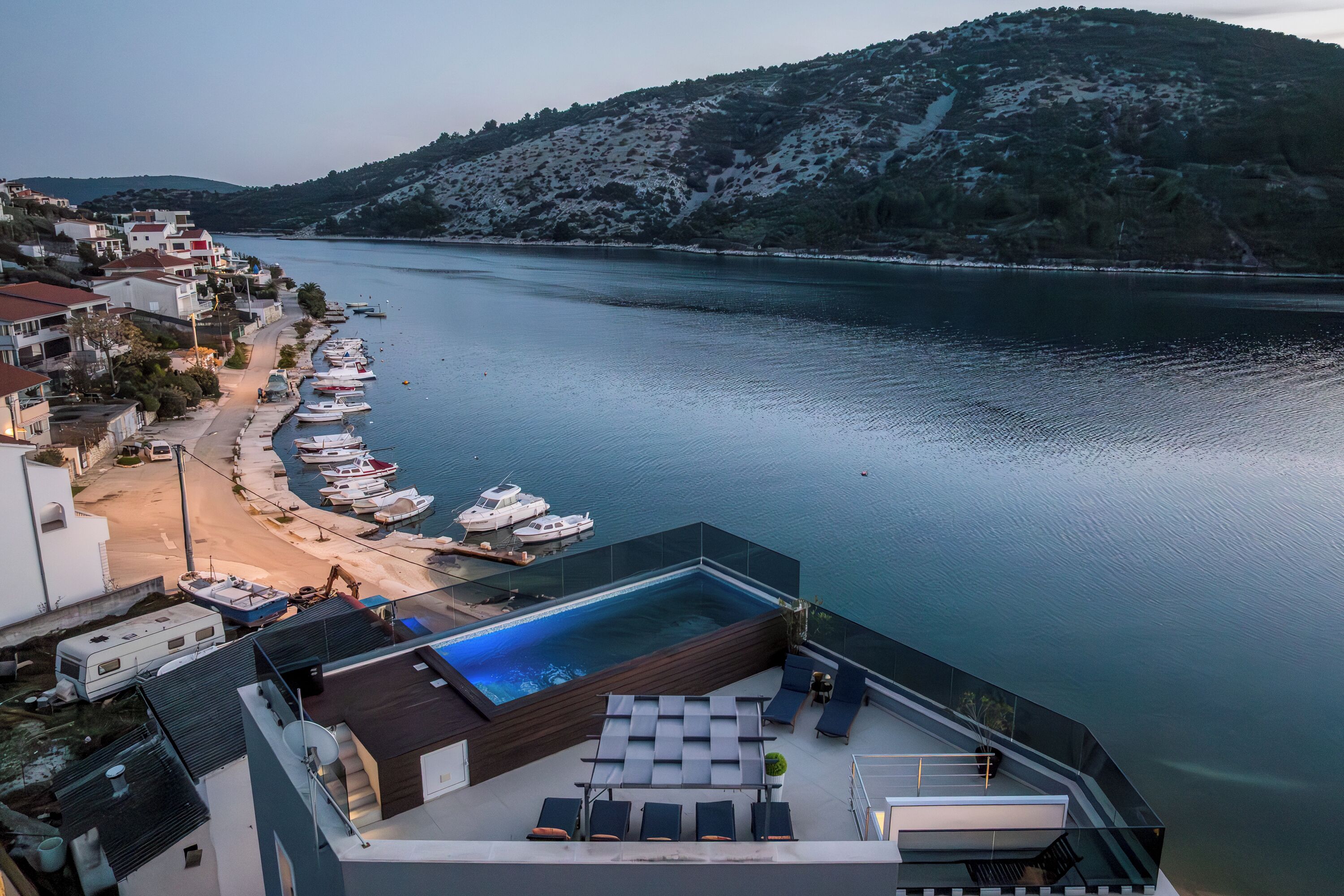Una piscina al aire libre de temporada