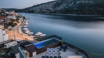 Una piscina al aire libre de temporada