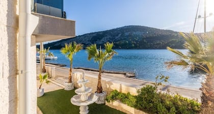 Beachfront luxury villa Vinisce