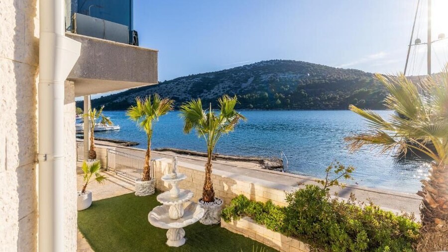 Beachfront luxury villa Vinisce