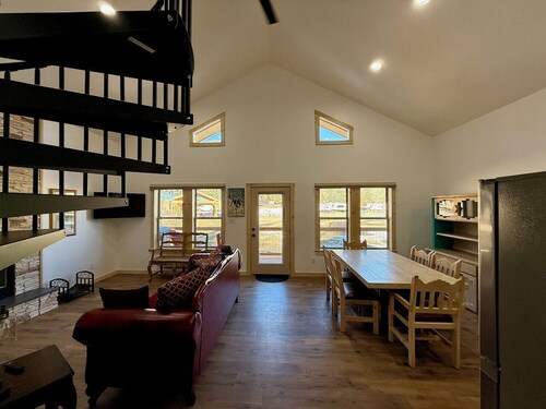 4K River Ranch • River Cabin 1 (sleeps 6)