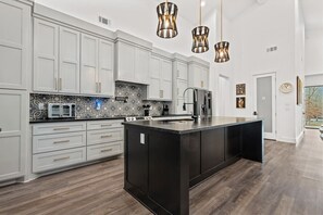 Een koelkast, een microgolfoven, een oven, een kookplaat