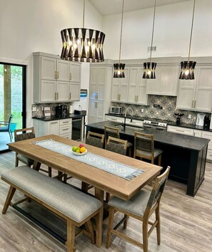Dining - Deluxe Fun House - Pet Friendly (HOT SPRINGS)