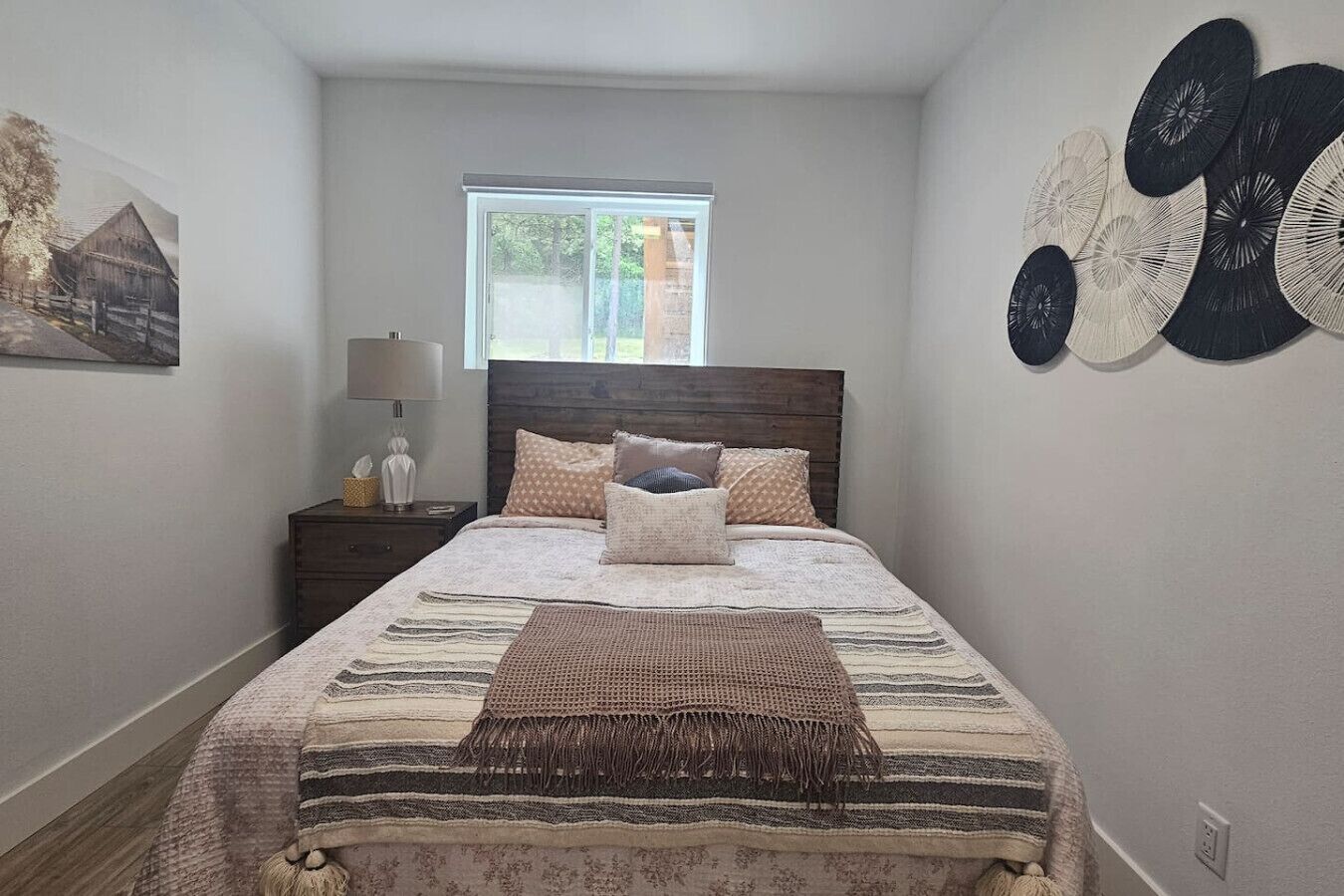 2 bedrooms, desk, WiFi, bed sheets