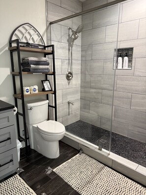 Shower, hair dryer, towels - Family Fun Barn - Pet Friendly (Hot Springs)