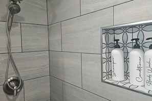 Dusche, Haartrockner, Handtücher
