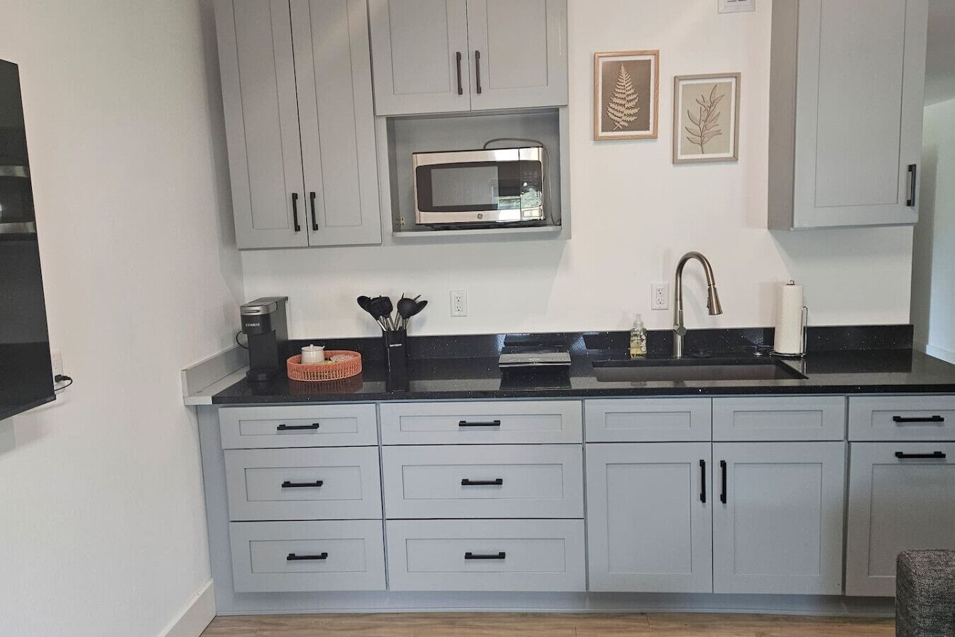 Geladeira, micro-ondas, cooktop, cafeteira/chaleira