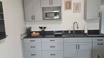 Geladeira, micro-ondas, cooktop, cafeteira/chaleira