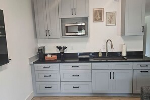 Kühlschrank, Mikrowelle, Herdplatte, Wasserkocher mit Kaffee-/Teezubehör