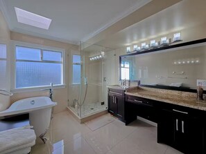 Hair dryer, towels, soap, toilet paper - 10 minutes to the airport ,close to public transportation ; shopping; restaurant (Richmond)