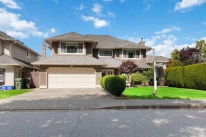 Exterior - 10 minutes to the airport ,close to public transportation ; shopping; restaurant (Richmond)