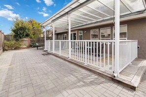 Terrace/patio - 10 minutes to the airport ,close to public transportation ; shopping; restaurant (Richmond)