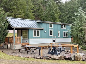 Outdoor dining - Woodland Cabin in Umpqua National Forest (Idleyld Park)