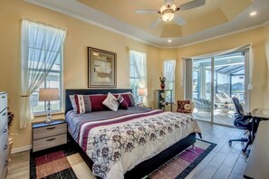 3 bedrooms, iron/ironing board, travel cot, WiFi - Lake Kennedy water front villa (Cape Coral)