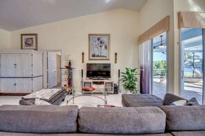 TV, offices - Lake Kennedy water front villa (Cape Coral)
